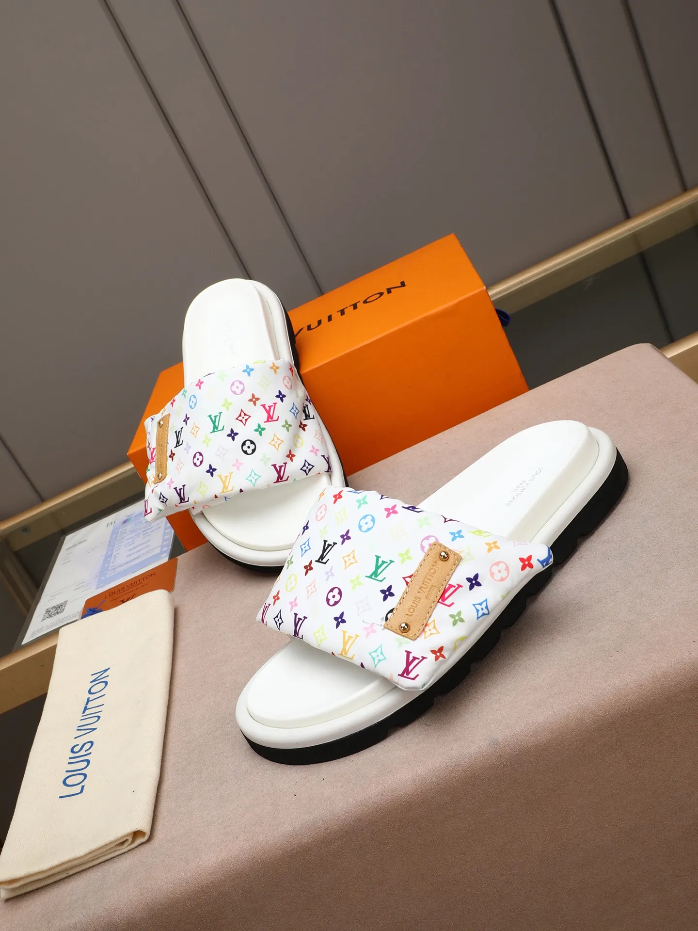 PP360 [LOUIS VUITTON] Louis Vuitton, LV printing, men's and women's slippers are on the market. The drawer box packaging comes with a cloth bag and a card. The upper pattern looks very soft and waxy, and it is a super versatile leg slimming tool. Fabric: imported denim/canvas/old fabric, LV hardware LOGO, official website pattern printing, comfortable to wear, feet: high-elastic PU water table. Sole: foam sole, heel height: about 5cm. Code number: 35-46, 35, 45, 46 are custom-made and non-returnable. Color: multiple colors and styles available.